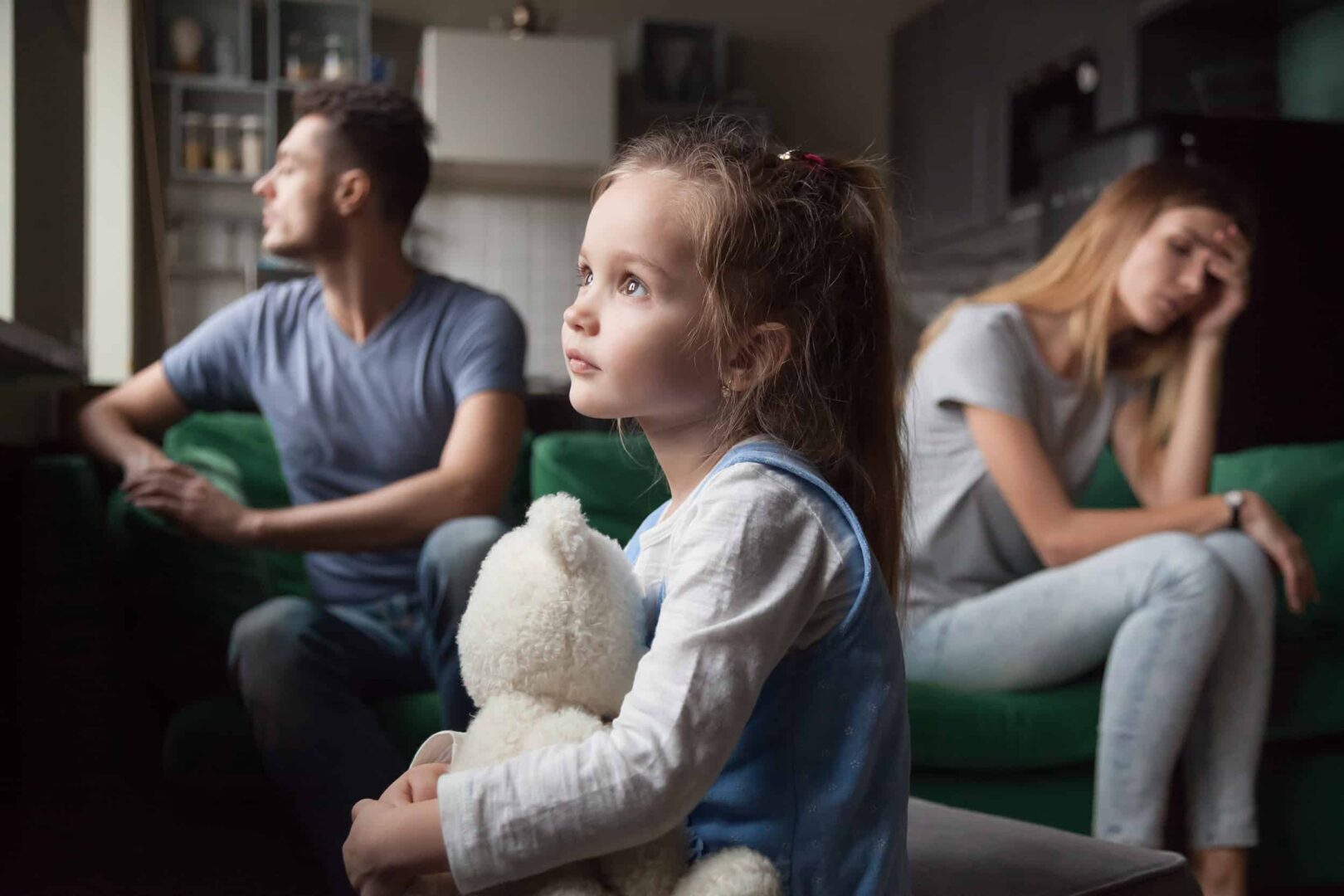 Niña disgustada y frustrada cansada de la pelea de sus padres