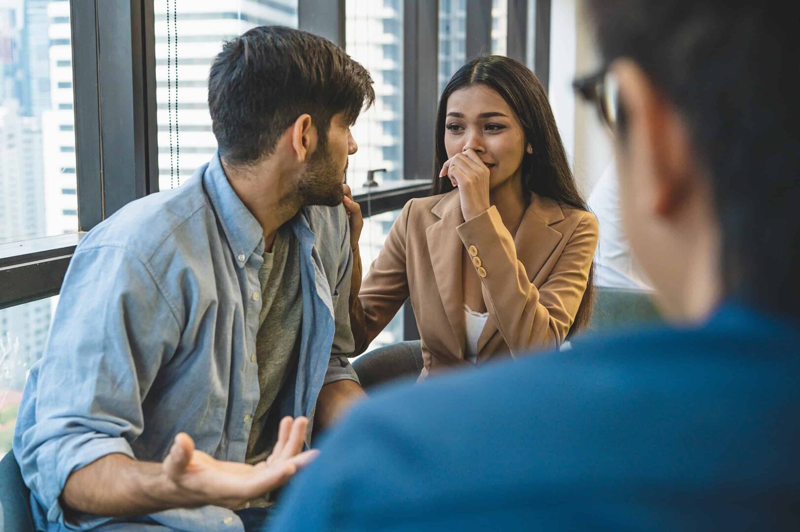 Psicoterapeuta indagando sobre los síntomas que se producen en la mente de pacientes en pareja con problemas de salud mental. Psicoterapia de grupo para apoyar y ayudar a un hombre preocupado a cambiar su mentalidad negativa.