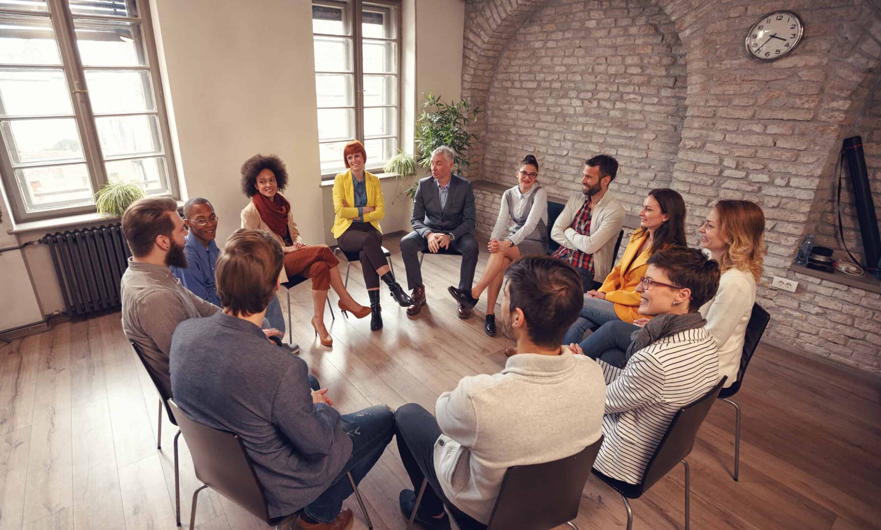 Empresarios hablando en una reunión de grupo