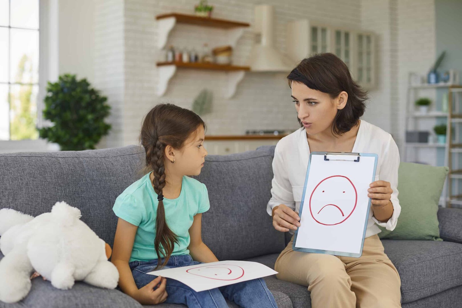 Psicólogo con foto de emoji infeliz ayudando